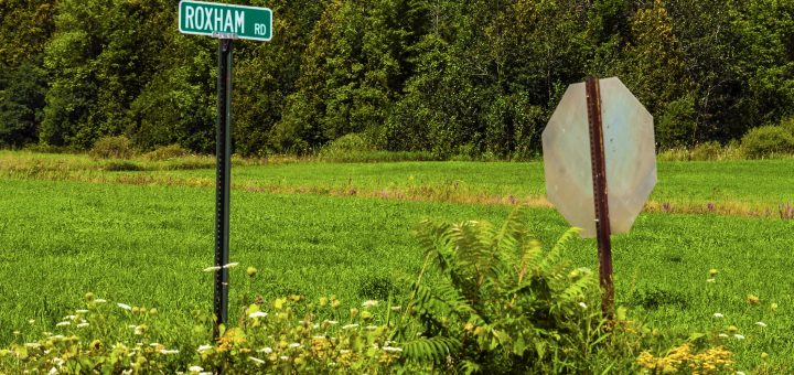 Attribution: https://commons.m.wikimedia.org/wiki/File:Roxham_Road_sign,_Champlain,_NY.jpg